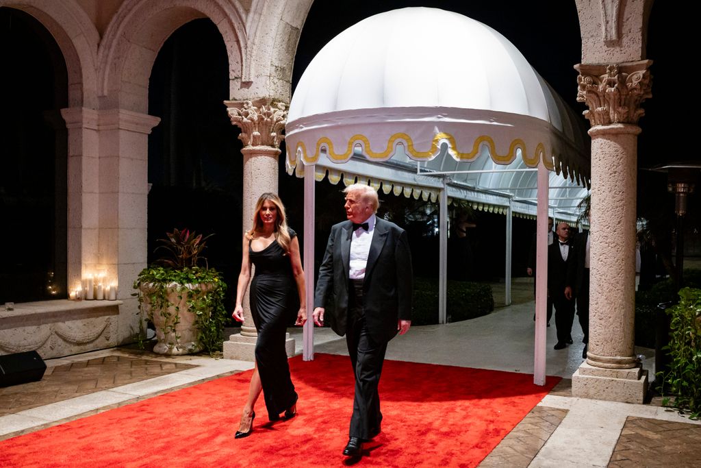 Donald Trump y Melania Trump a su llegada al club Mar-A-Lago para la fiesta de Nochevieja.