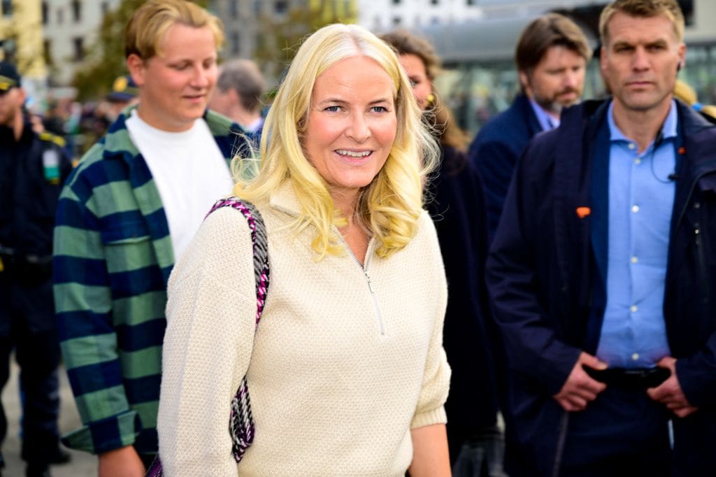 La princesa Mette-Marit de Noruega y su hijo Sverre Magnus en el paseo en barco con motivo de la boda de la princesa Marta Luisa de Noruega