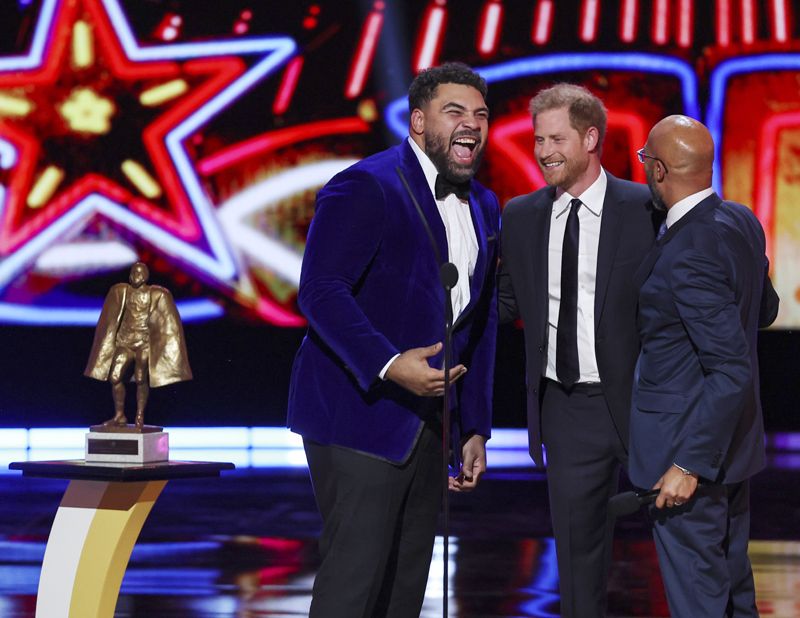 El príncipe Harry reaparece en la gala NFL Honors