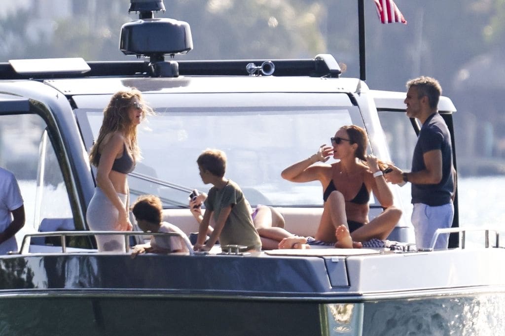 Gisele Bündchen and Joaquim Valente are affectionate in a boat ride in Miami