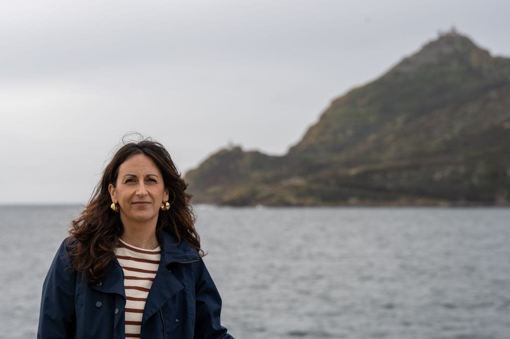 María Oruña y detrás las Islas Cies