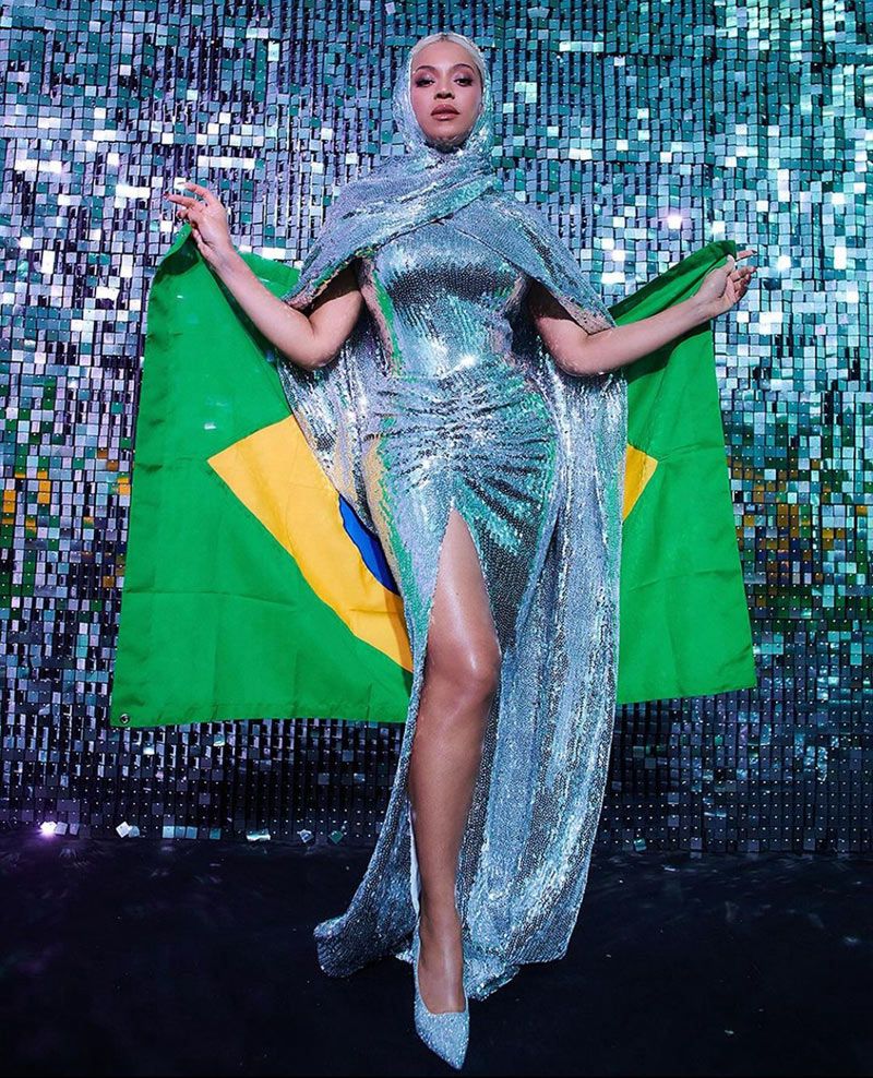 Beyoncé aterriza de sorpresa en Brasil con un impresionante look de lentejuelas