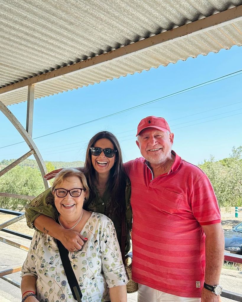 Nuria Roca con sus padres, Ene y Alfredo, en Valencia, junio de 2024