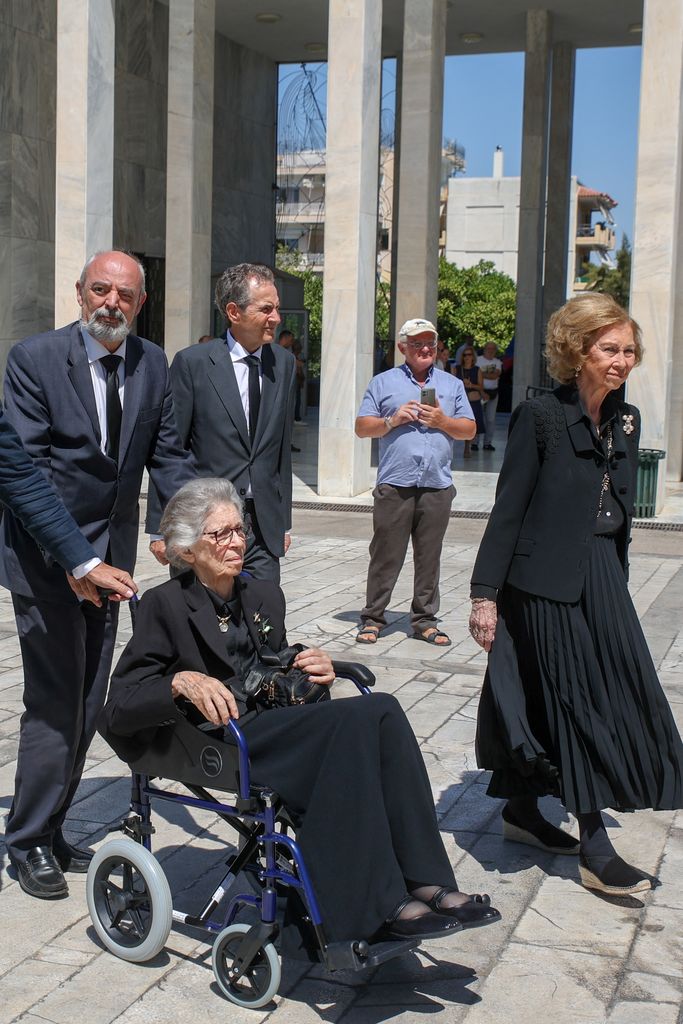 La reina Sofía y su hermana, la princesa Irene de Grecia, a su llegada al funeral del príncipe Miguel el 1 de agosto de 2024