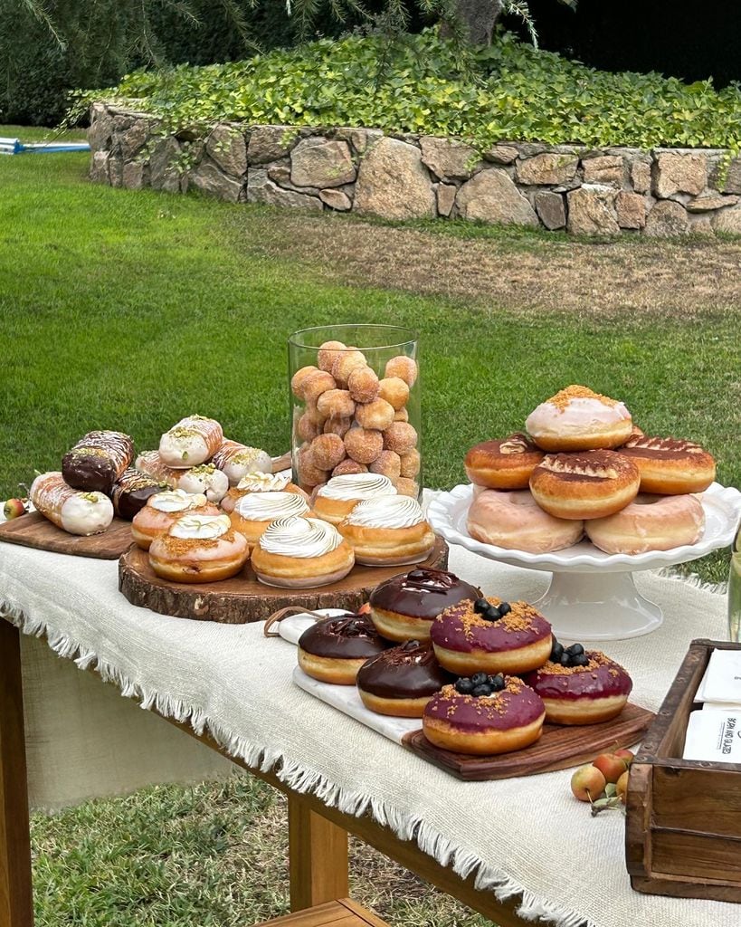 Recena de boda dulce con bollería