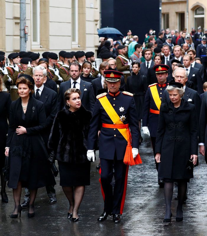 La familia real de Luxemburgo encabeza el cortejo fúnebre del gran duque Juan 