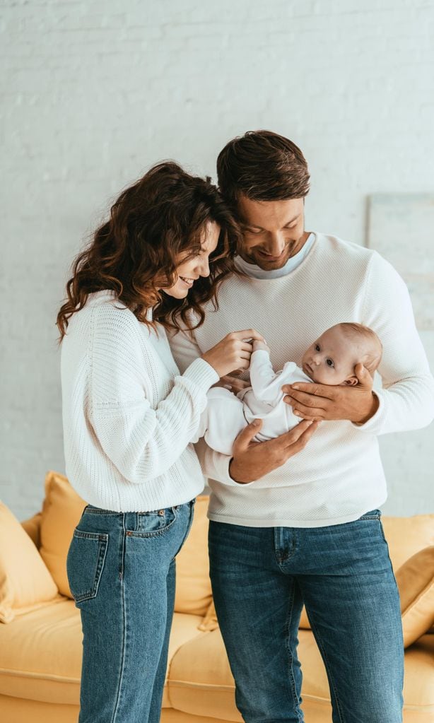 Padre y madre con su bebé