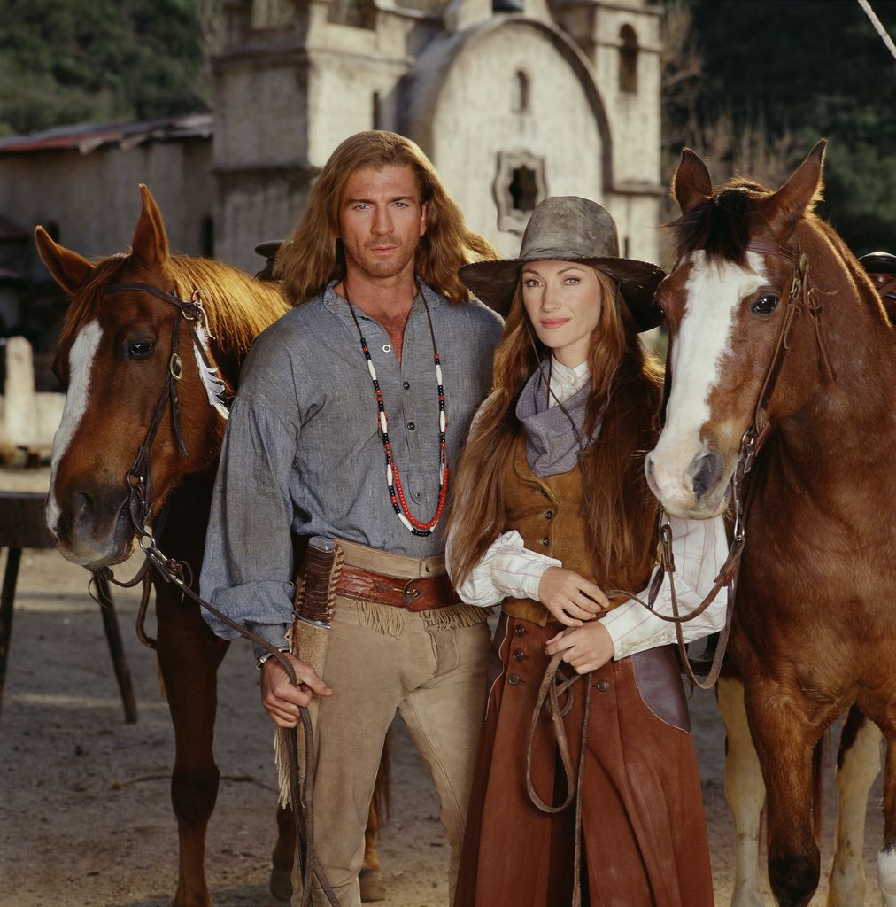 La actriz Jane Seymour en su papel de la doctora Michaela 'Mike' Quinn, junto al actor Joe Lando, en su personaje de Byron Sully, posando en el marco de la película 'Dr. Quinn, Medicine Woman: the Movie,' en 1999.