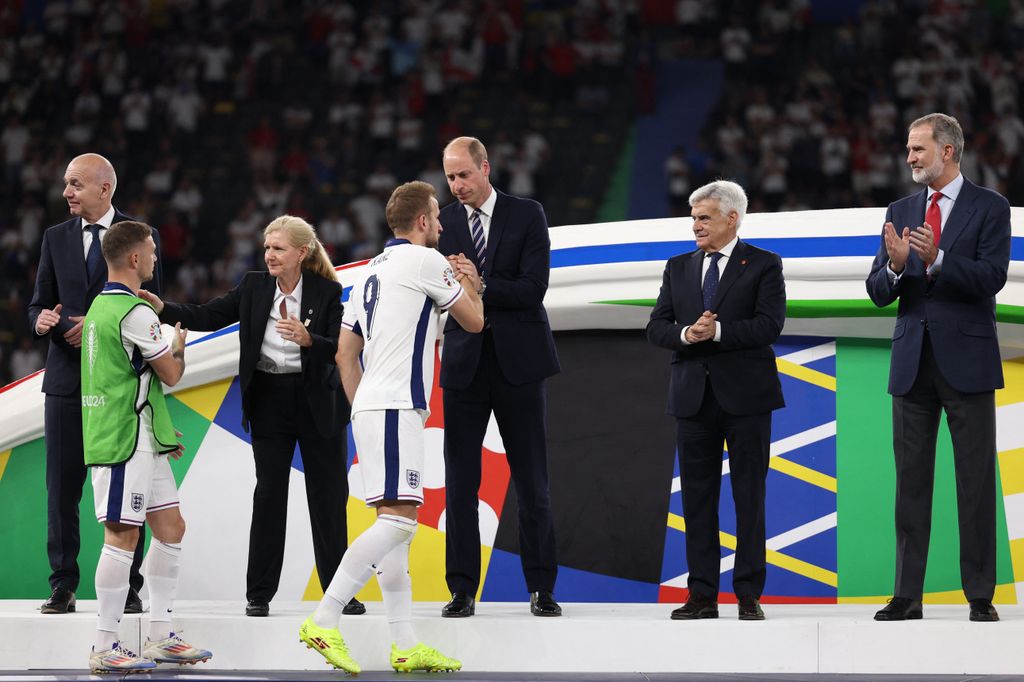 El príncipe William y el rey Felipe felicitaron personalmente a los jugadores