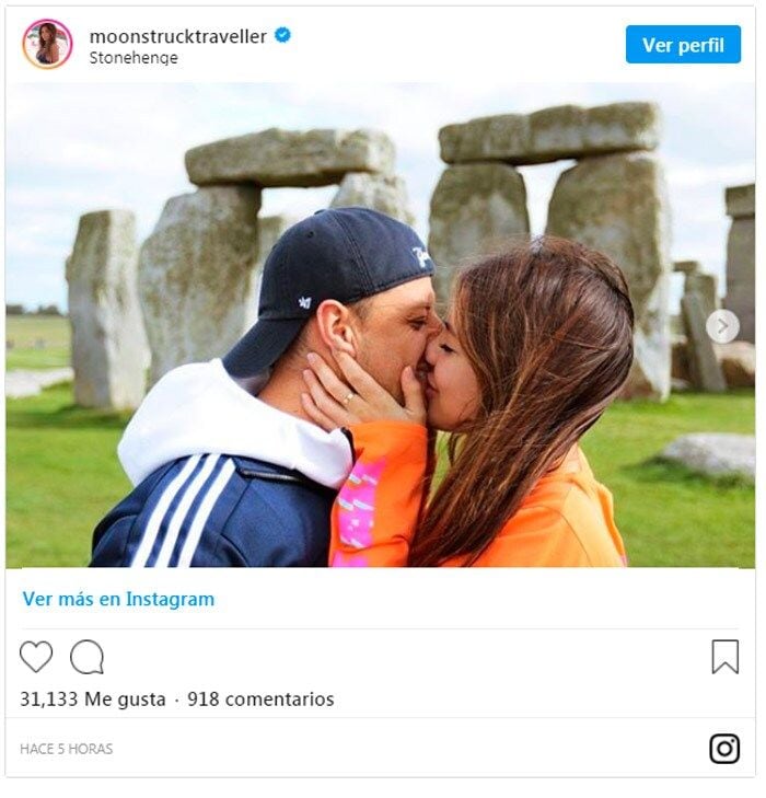 El Chicharito y su novia