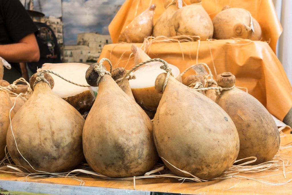 El 'caciocavallo' se caracteriza por tener forma de lágrima, conseguida con la cuerda que se le ata por la parte superior.