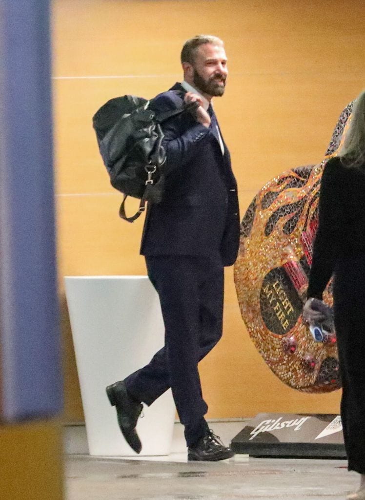 Un día después de grabar con Damon y Beckham, Ben fue captado sonriente al llegar a su oficina.