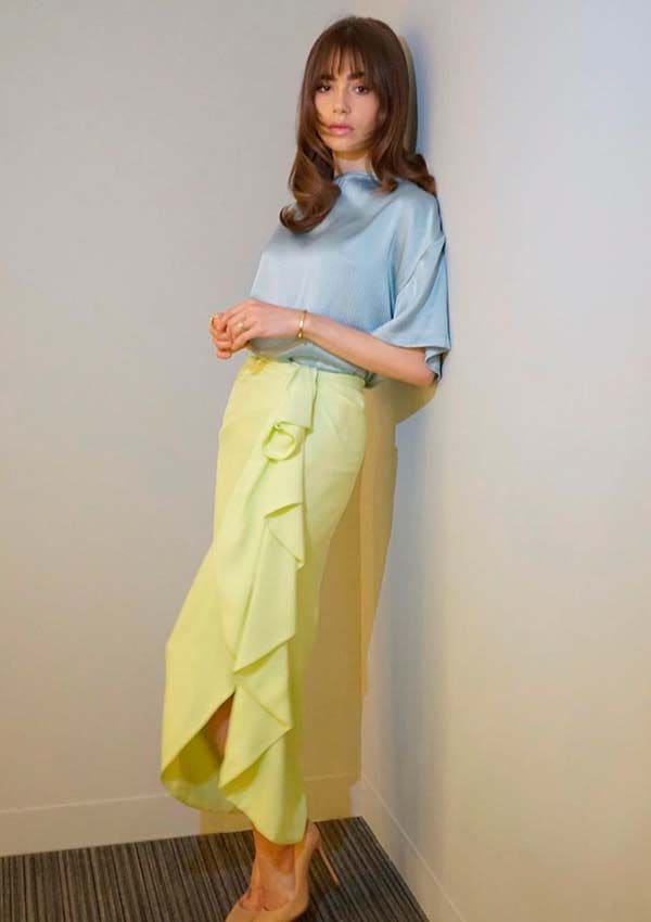 Lily Collins con falda midi amarilla