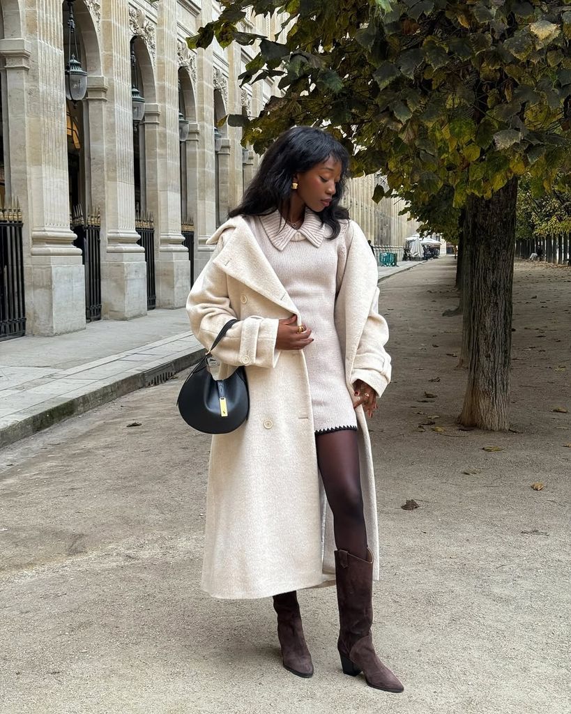 Total look blanco con vestido corto de punto