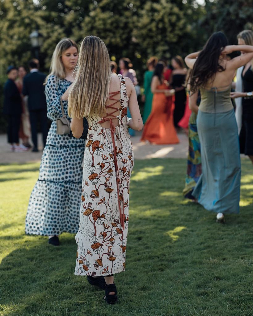 Invitada de boda con vestido blanco