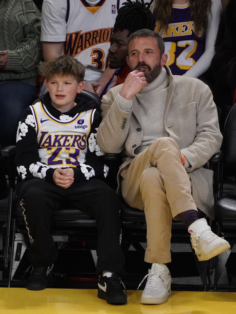 Ben Affleck y su hijo se divirtieron en un partido de los Lakers 