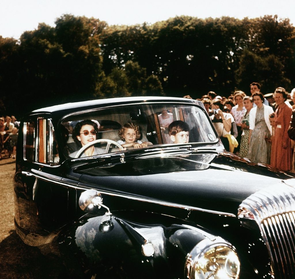 Isabel II, conduciendo, en 1957. En el coche también viajaban con ella la princesa Ana y el entonces Príncipe Carlos (ahora rey Carlos III) 