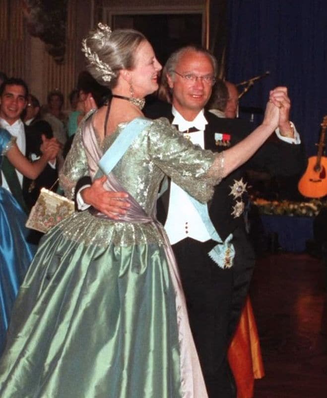 Carlos Gustavo y Margarita de Dinamarca bailando