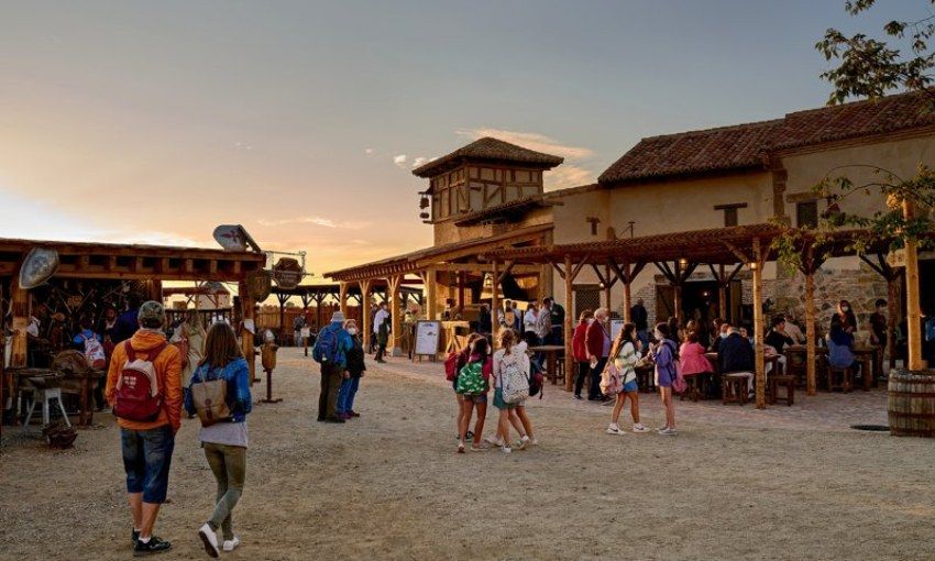 Zonas de restauración en el poblado La Puebla Real de Puy du Fou.