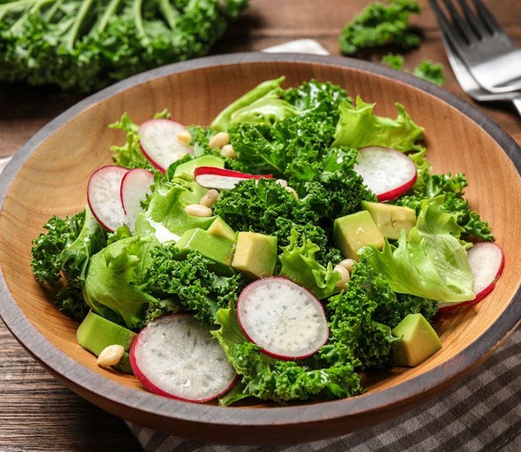 Ensalada de kale, rábano y aguacate