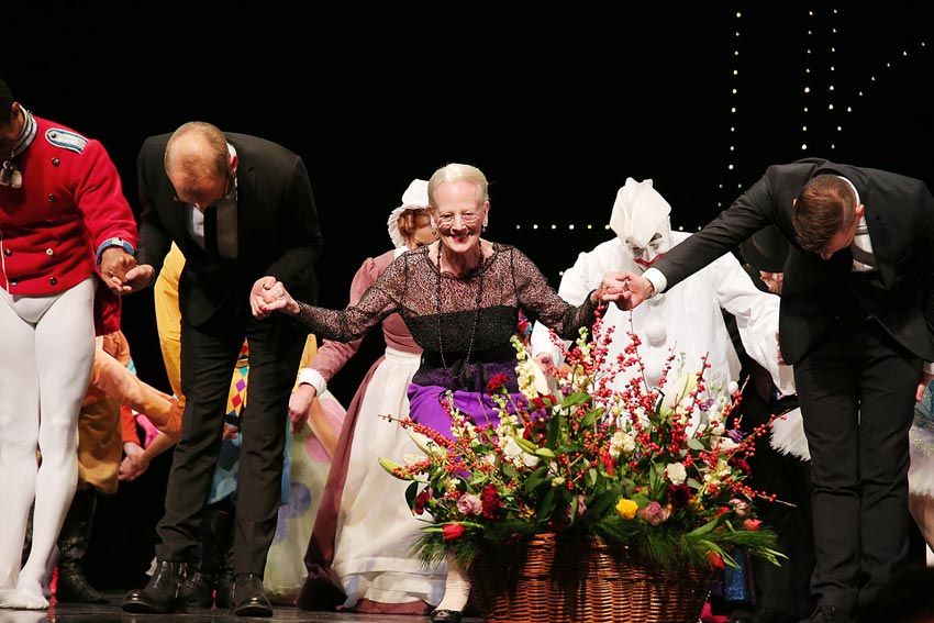 La reina Margarita recibe el aplauso del público tras la representación del Ballet de El Cascanueces, en la que ha participado como diseñadora del vestuario y la escenografía
