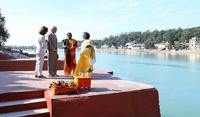 Los reyes de Suecia se ponen el tradicional bindi en una visita a India con acento ecológico