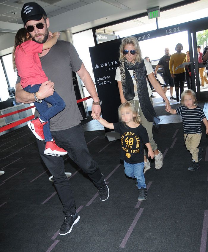 elsa pataky chris hemsworth hijos aeropuerto