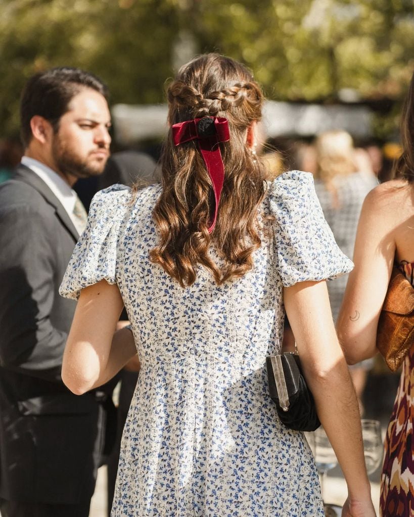 Peinados de invitada tendencia 2025 semirrecogido con trenzas