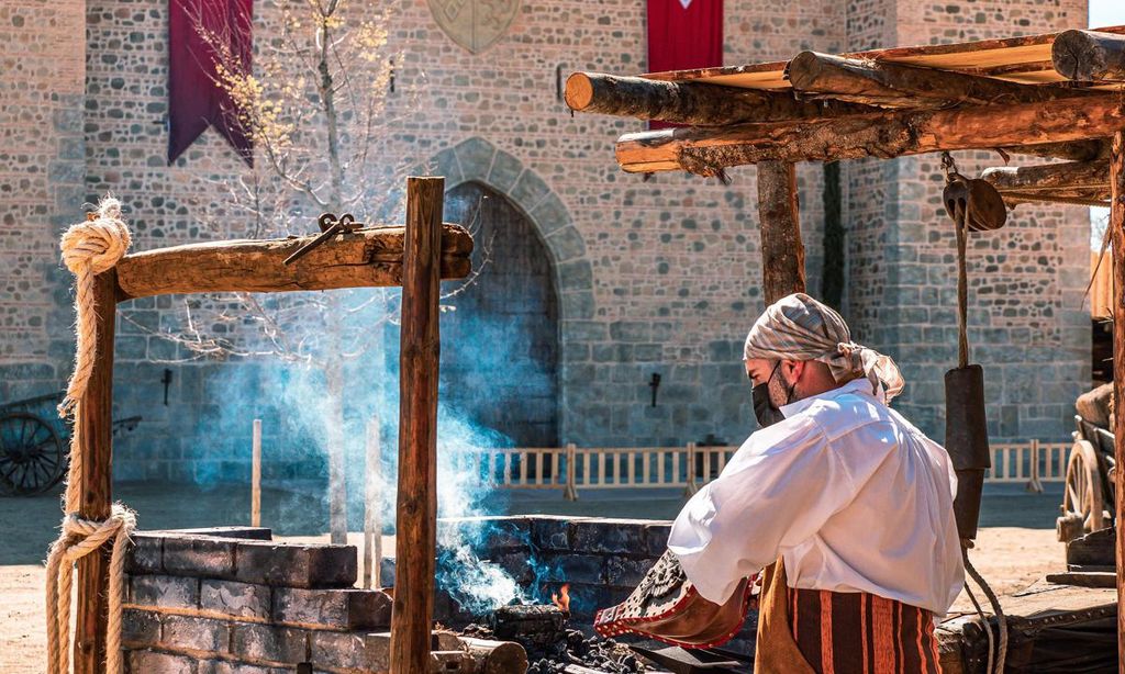 poblado de la puebla real en el parque tem tico puy de fou de toledo