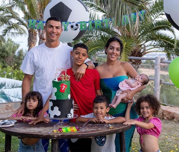 Cristiano y Georgina, junto a sus niños