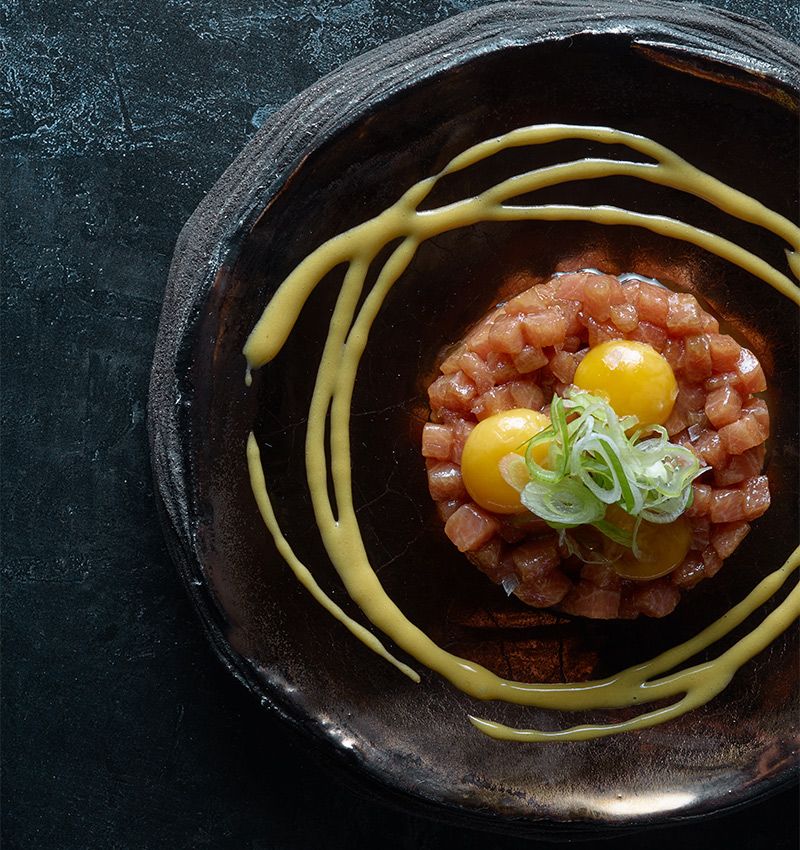 Tartar de ventresca de atún rojo, yemitas y aliño de wasabi fresco