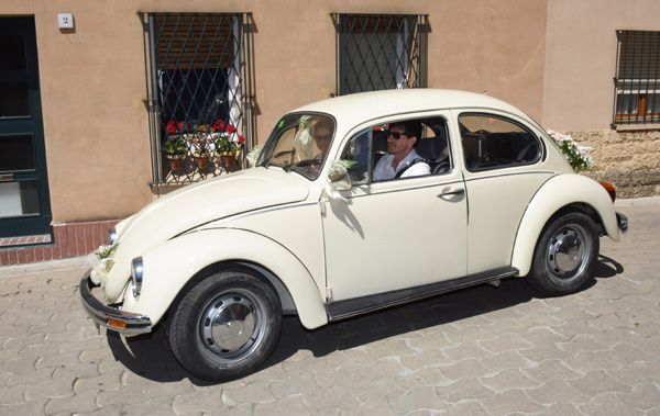 Los novios han llegado juntos al ayuntamiento en un antiguo escarabajo de color blanco decorado con flores
