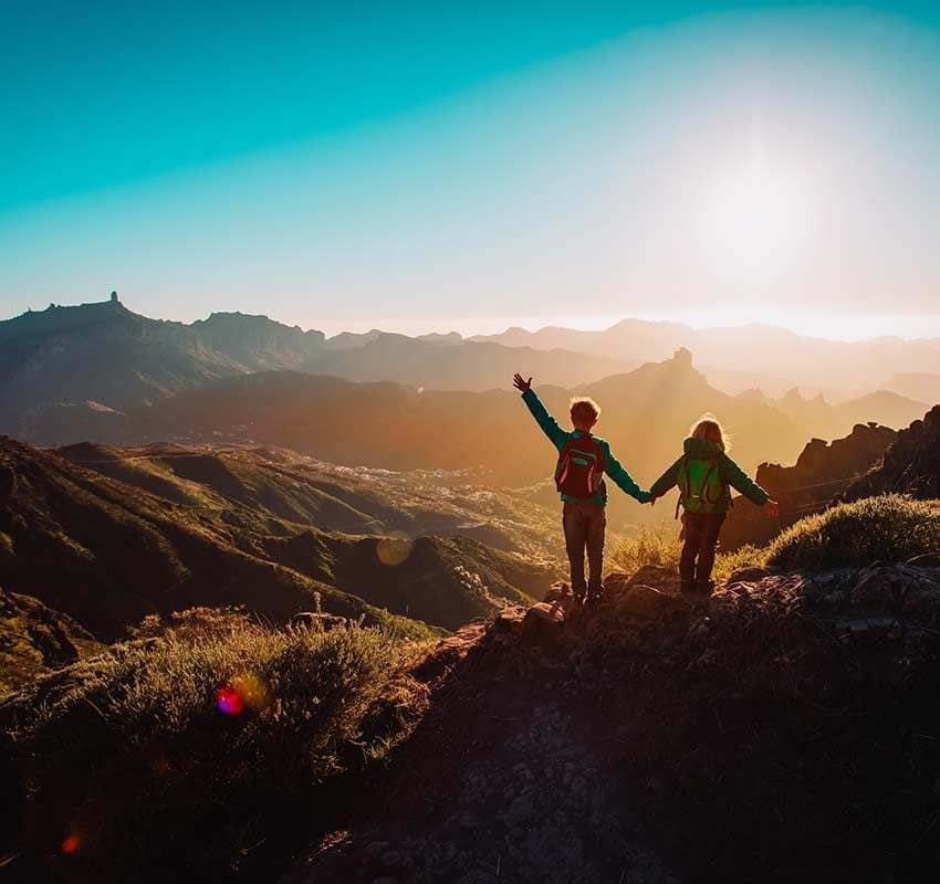 Niños en el campo disfrutando y aprendiendo a respetar la naturaleza