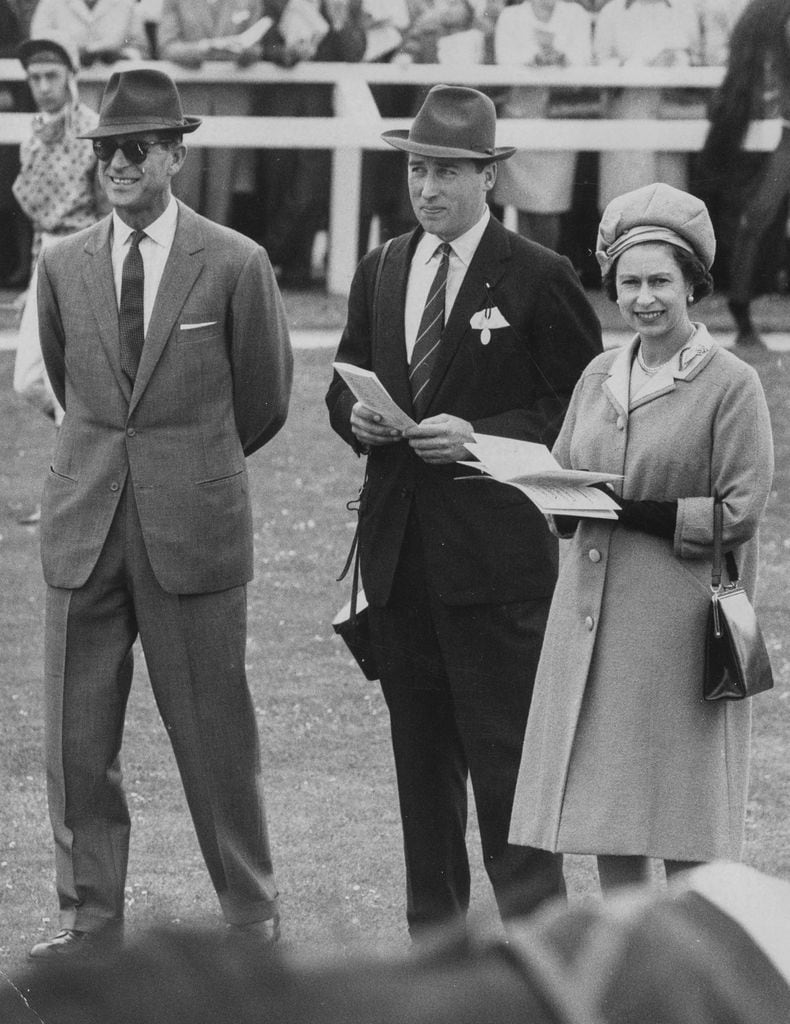 Isabel II y el duque de Edimburgo con Lord Porchester en las carreras de Newbury en septiembre de 1969