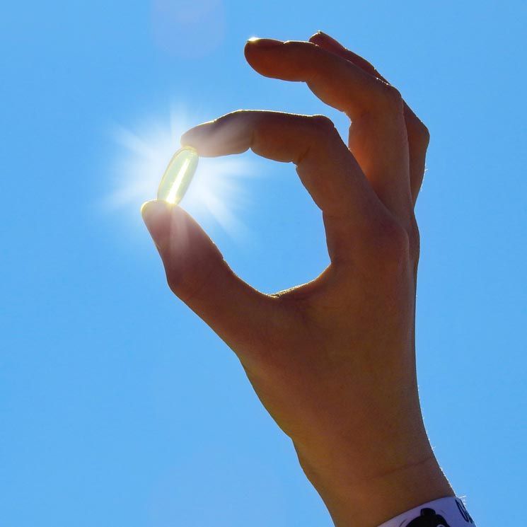 mujer con una pastilla al sol