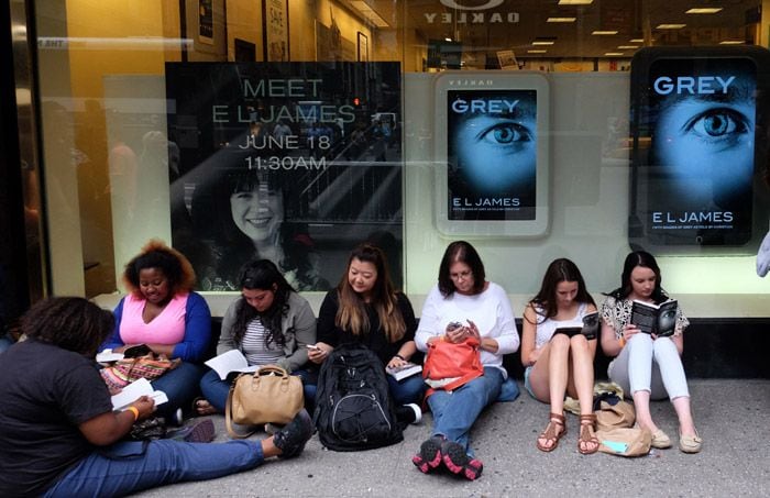 Lectoras devorando los libros de E.L. James