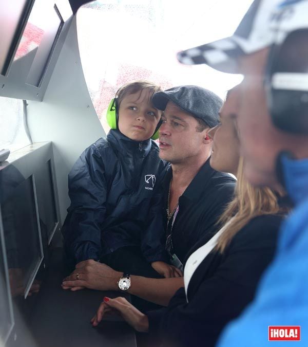 Brad Pitt con su hijo Knox en el Gran Premio de Moto GP, en Silverstone, Northamptonshire, Inglaterra
