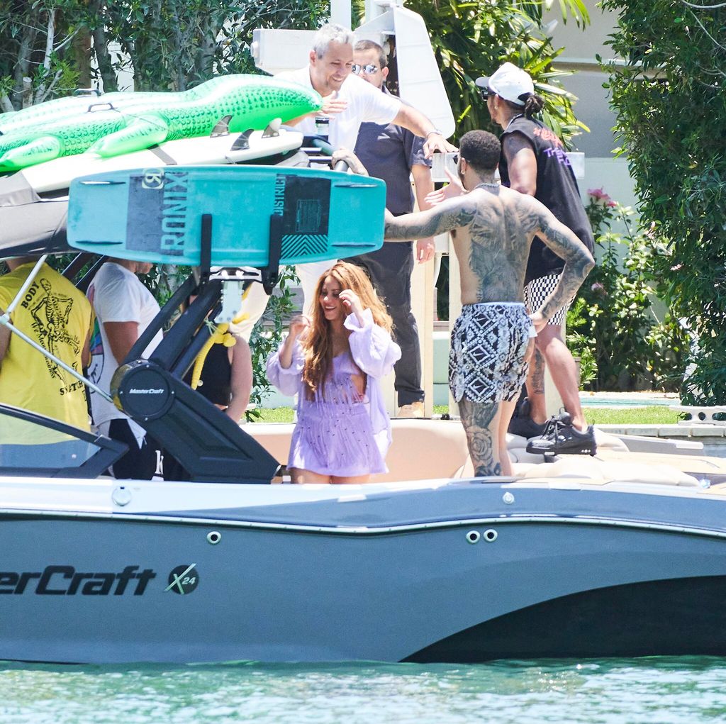 shakira de paseo en bote con lewis hamilton