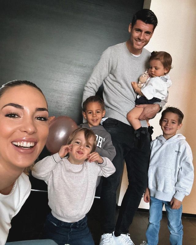 Alice Campello y Álvaro Morata con sus cuatro hijos