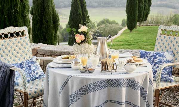 No renuncies al estilo ni al buen gusto: ¿por qué tienes que comer fuera sin mantel o con hule? Se trata de trasladar las comodidades del interior, fuera de casa, no de hacer un camping en la terraza. De Zara Home (zarahome.com).
