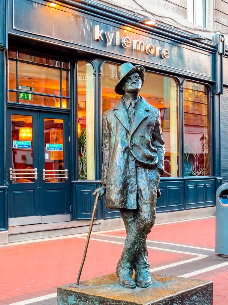 Estatua de James Joyce en las calles de Dublín