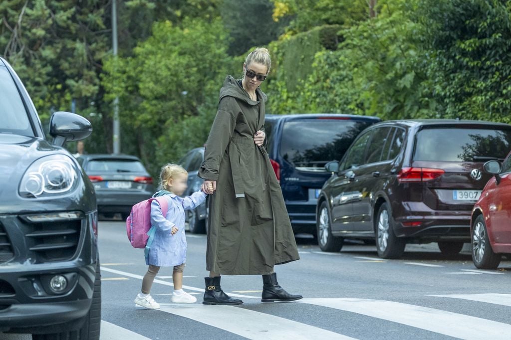 Photo © 2023 305shock/The Grosby Group

Actress Amber Heard goes braless as she enjoys a day with her daughter Oonagh Paige, embracing their fresh start in Madrid, Spain together.  Amber Heard spends the day with her little one while enjoying her new life in Madrid **** Amber Heard pasa el día sin sujetador con su hija Oonagh Paige, disfrutando de su nueva vida en Madrid, España.  Amber Heard pasa el día con su pequeña mientras disfruta de su nueva vida en Madrid, España