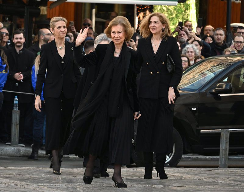 Reina Sofía con las infantas Elena y Cristina 