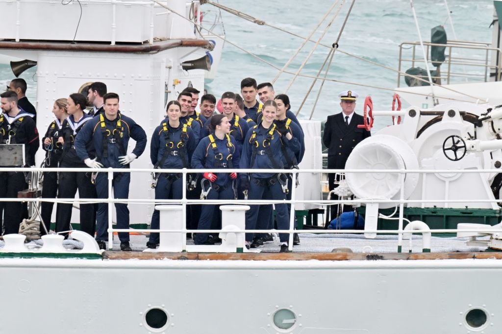 Los reyes y la princesa Leonor en la salida de Elcano