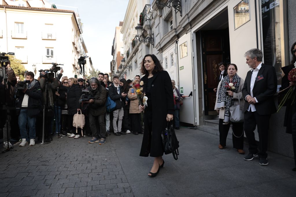 María Isasi, a la salida de la capilla ardiente 