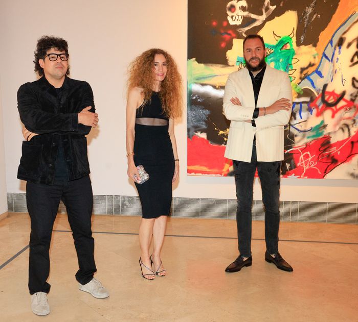 Borja Thyssen y Blanca Cuesta con el artista Robert Nava