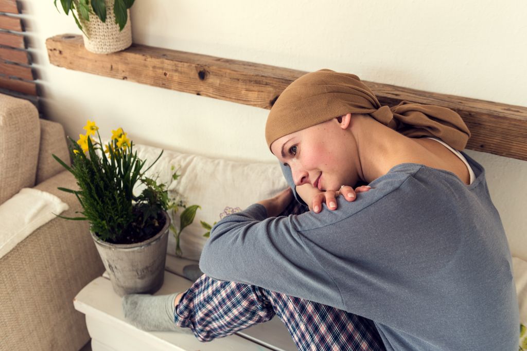 mujer con cáncer, con un pañuelo cubriendo su cabeza