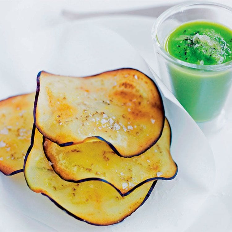 Chips de berenjena con salsa verde