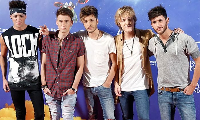 Dani Fernández con sus compañeros de la banda Auryn