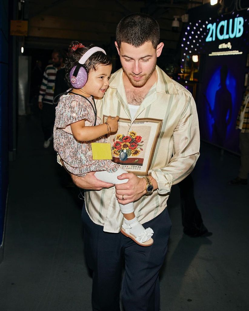 Nick Jonas y su hija Mati en el concierto de los Jonas Brothers en el O2 Arena de Londres, septiembre de 2024